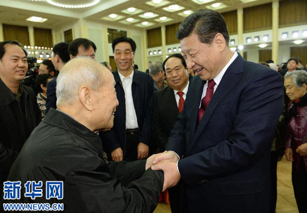 習近平同首都各界人士親切交談，祝賀新春。