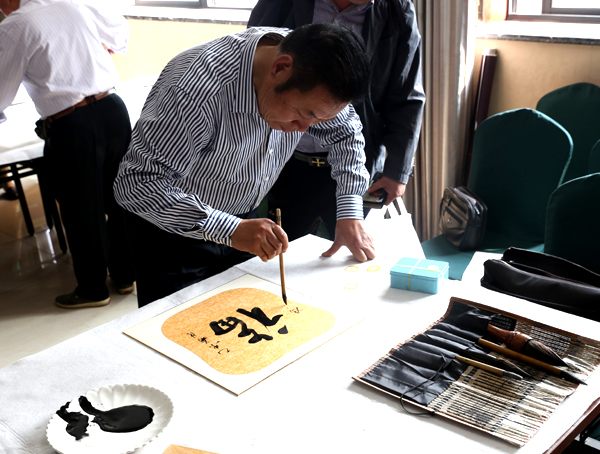 中國(guó)人民畫(huà)院杭州分院副院長(zhǎng)馮雪林現(xiàn)場(chǎng)書(shū)法創(chuàng)作