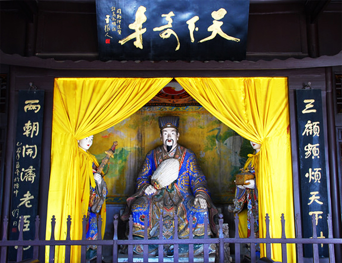襄陽(yáng)古隆中諸臥龍故居的諸葛亮塑像及天下奇才匾額