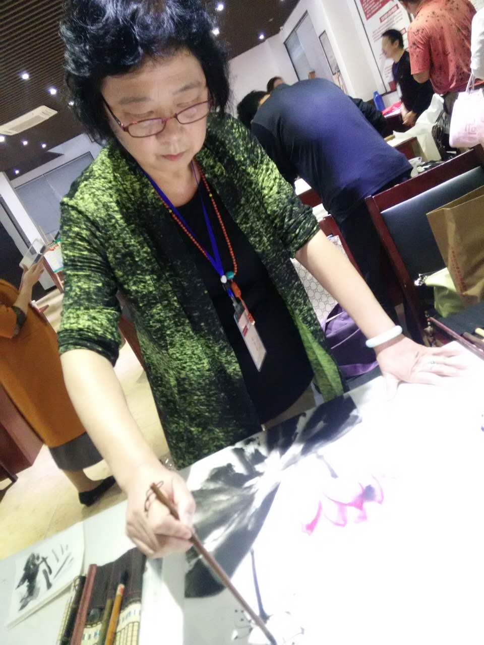 人民畫院杭州分院會員、知名書畫藝術(shù)家馬偉創(chuàng)作中